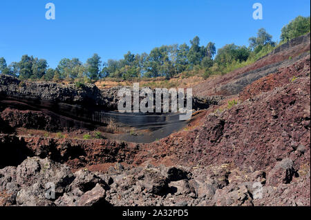 L'intérieur du cratère du volcan Lemptegy Auvergne ouvert au tourisme avec visite guidée Banque D'Images