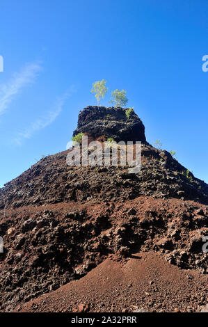 L'intérieur du cratère du volcan Lemptegy Auvergne ouvert au tourisme avec visite guidée Banque D'Images