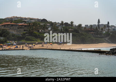 Vue de la piscine et de la plage de roche à Santorin sur le Dolphin Coast à Durban, Afrique du Sud Banque D'Images