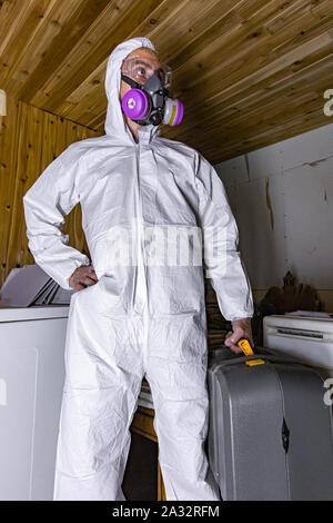 Un portrait avant vue d'un inspecteur de la qualité de l'environnement intérieur en pleine EPI (équipements de protection individuelle) lors d'une évaluation de la qualité de l'accueil. Banque D'Images