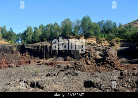 L'intérieur du cratère du volcan Lemptegy Auvergne ouvert au tourisme avec visite guidée Banque D'Images