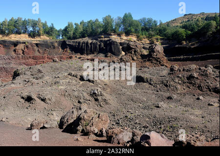 L'intérieur du cratère du volcan Lemptegy Auvergne ouvert au tourisme avec visite guidée Banque D'Images