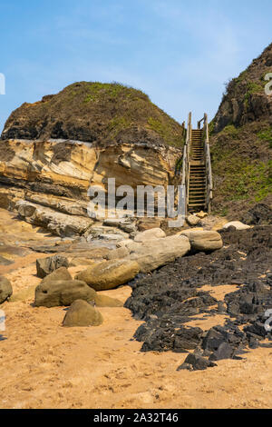 Escalier et rochers sur la plage de Ballito - Durban Afrique du Sud. Banque D'Images