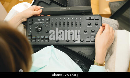 Paris, France - 13, 2019 SPE : female video editor retoucher vlogger woman holding inspecter le nouveau unboxing Plus Loupedeck la console de montage photo et vidéo Banque D'Images