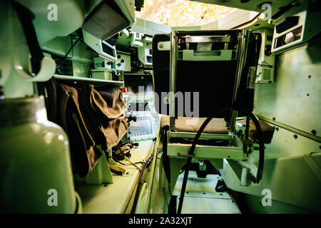 Paris, France - Sep 21, 2019 : multi-rôle armored personnel carrier véhicule militaire intérieur avec des sièges vides dans les deux, transporter jusqu'à huit soldats de l'infanterie à l'intérieur du véhicule de reconnaissance et équipé d'armes à distance gare Banque D'Images