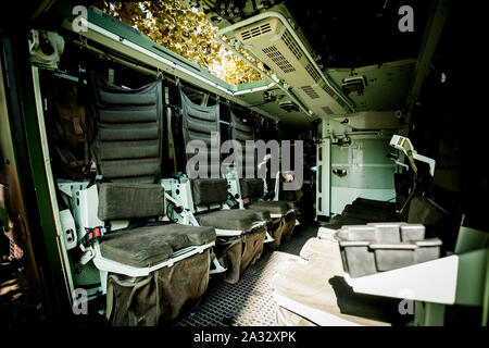 Rôle multi-armored personnel carrier véhicule militaire intérieur avec des sièges vides dans les deux, transporter jusqu'à huit soldats de l'infanterie à l'intérieur du véhicule de reconnaissance et équipé d'armes à distance gare Banque D'Images