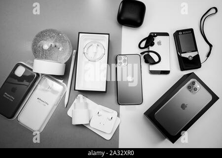 Paris, France - Sep 20, 2019 : Unboxing du dernier iPhone Smartphone avec trois objectifs d'appareils photo dernier iPhone 11 Pro par ordinateurs Apple à côté de Beats by Dr Dre écouteurs image en noir et blanc Banque D'Images