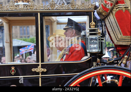 Londres, Royaume-Uni. 29 avril 2011 : Sa Majesté la Reine Elizabeth II et le Prince Philip Duc d'Édimbourg quittent l'abbaye de Westminster après le mariage royal du Prince William et Kate Middleton. © 2011 Paul Smith / Featureflash Banque D'Images