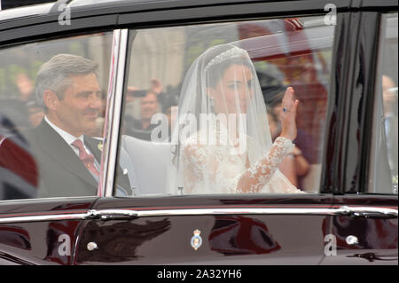 Londres, Royaume-Uni. 29 avril 2011 : Catherine Middleton et le père Michael Middleton arrivant à l'abbaye de Westminster pour le mariage du Prince William et Kate Middleton. © 2011 Paul Smith / Featureflash Banque D'Images