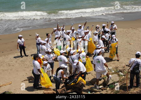 Journée de nettoyage des plages côtières International activité à la Guaira. Le plus gros effort de volontaires pour protéger l'océan et lutte ocean trash Banque D'Images