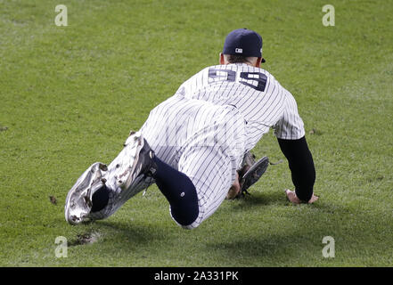 Bronx, USA. 08Th Oct, 2019. New York Yankees Aaron juge rend une capture de plongée dans la 3ème manche du Match 1 de la Division de la ligue américaine contre la série Twins du Minnesota au Yankee Stadium le vendredi 4 octobre 2019 à New York. Photo de John Angelillo/UPI UPI : Crédit/Alamy Live News Banque D'Images