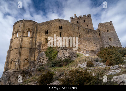 Vue panoramique aérienne de Roman médiéval château Loarre partiellement restauré près de Huesca en Aragon Espagne province entourée de nuages et brouillard Banque D'Images