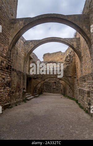 Grand Hall du Château de Loarre restauré partiellement romane près de Huesca en Aragon Espagne province entourée de nuages et brouillard Banque D'Images