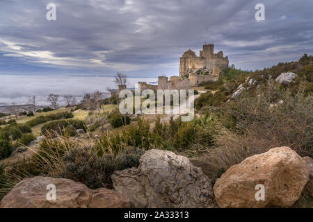 Vue panoramique aérienne de Roman médiéval château Loarre partiellement restauré près de Huesca en Aragon Espagne province entourée de nuages et brouillard Banque D'Images