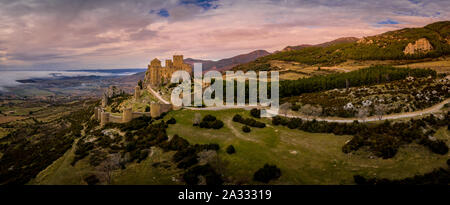 Vue panoramique aérienne de Roman médiéval château Loarre partiellement restauré près de Huesca en Aragon Espagne province entourée de nuages et brouillard Banque D'Images