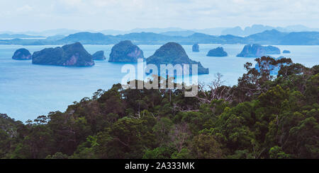 Tropical avec des jungles et abondante de la mer d'îlots rocheux. Nature de la Thaïlande : la beauté de la célèbre baie de Phang Nga et les îles de Koh Hong. Banque D'Images