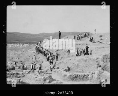 Les fouilles. Ain Shems (Beth Shemesh) sur la plaine de Sharon. Lignes de basket femmes portant la masse à la décharge Banque D'Images