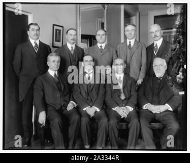 Conseil consultatif sur les surplus de bénéfices, 1er rang, de gauche à droite- l'honorable C. Hull, Daniel C. Roper, T.S. Adams ; 2e rangée- E.T. Meredith, Wallace D. Simmimns, Stuart W. Crammer, J.E. Sterrett, S.R. Beetra Banque D'Images