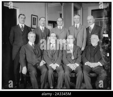 Conseil consultatif sur les surplus de bénéfices, 1er rang, de gauche à droite- l'honorable C. Hull, Daniel C. Roper, T.S. Adams ; 2e rangée- E.T. Meredith, Wallace D. Simmimns, Stuart W. Crammer, J.E. Sterrett, S.R. Beetra Banque D'Images