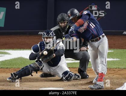 Bronx, USA. 08Th Oct, 2019. Twins du Minnesota Jorge Polanco hits un simple en première manche dans le jeu 1 de la Division de la ligue américaine contre la série New York Yankees au Yankee Stadium le vendredi 4 octobre 2019 à New York. Photo de John Angelillo/UPI UPI : Crédit/Alamy Live News Banque D'Images