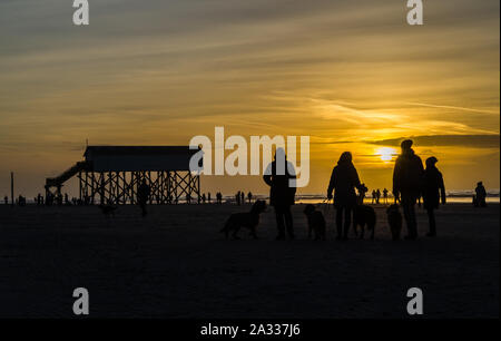 Silhouettes par la mer Banque D'Images