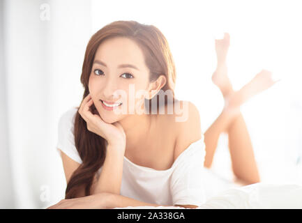 Libre young asian woman on bed Banque D'Images