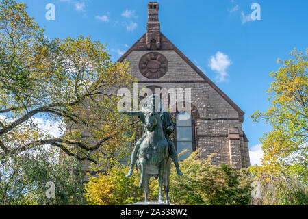 PROVIDENCE, RI/USA - 30 septembre 2019 : Statue de Marc Aurèle et Sayles, Hall, le vert inférieur de l'Université de Brown. Banque D'Images