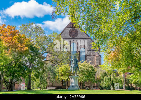 PROVIDENCE, RI/USA - 30 septembre 2019 : Statue de Marc Aurèle et Sayles, Hall, le vert inférieur de l'Université de Brown. Banque D'Images