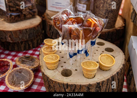 Une vue rapprochée des sucettes et confiseries artisanales en bois rustique affiche en se dresse sur un stand lors d'un procès équitable pour l'artisanat local. Banque D'Images