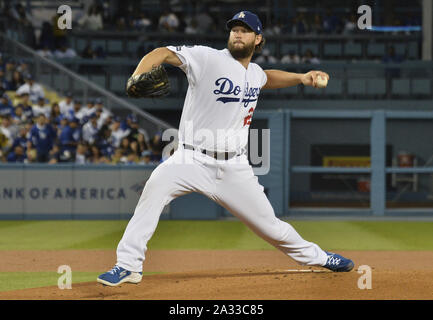 Los Angeles, USA. 08Th Oct, 2019. Le lanceur des Dodgers de Los Angeles, Clayton Kershaw se jette dans la première manche de la Division de la Ligue nationale MLB Série jeu avec les Nationals de Washington au Dodger Stadium à Los Angeles le Vendredi, Octobre 4, 2019. Photo par Jim Ruymen/UPI UPI : Crédit/Alamy Live News Banque D'Images