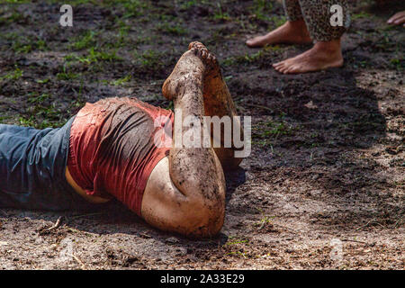 Une jeune femme est considéré libre, portant sur son ventre dans la boue et de la terre au cours d'une célébration de rites et pratiques interculturelles, avec possibilité d'exemplaire Banque D'Images