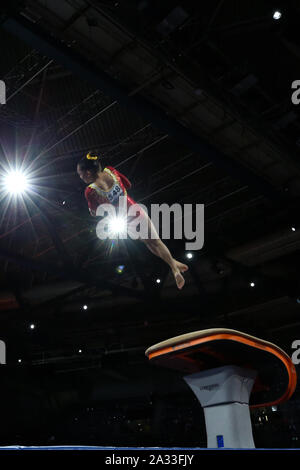 Stuttgart, Allemagne. 4ème Oct, 2019. Xijing Tang de Chine fait concurrence au saut au cours de la les qualifications des femmes de la FIG 2019 Championnats du monde de gymnastique artistique à Stuttgart, Allemagne, le 4 octobre 2019. Credit : Zhang Cheng/Xinhua/Alamy Live News Banque D'Images