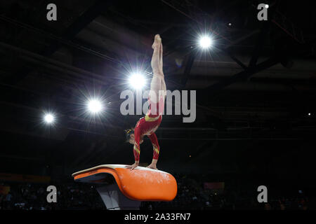 Stuttgart, Allemagne. 4ème Oct, 2019. Qi Qi de la concurrence de la Chine au cours de la banque sur les qualifications des femmes de la FIG 2019 Championnats du monde de gymnastique artistique à Stuttgart, Allemagne, le 4 octobre 2019. Credit : Zhang Cheng/Xinhua/Alamy Live News Banque D'Images