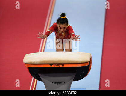 Stuttgart, Allemagne. 4ème Oct, 2019. Qi Qi de la concurrence de la Chine sur la base au cours de la les qualifications des femmes de la FIG 2019 Championnats du monde de gymnastique artistique à Stuttgart, Allemagne, le 4 octobre 2019. Crédit : Yang Lu/Xinhua/Alamy Live News Banque D'Images