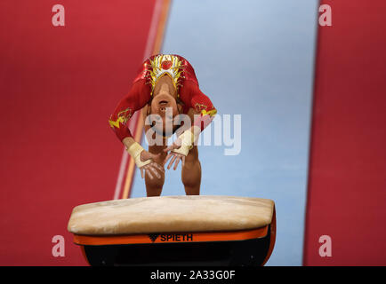 Stuttgart, Allemagne. 4ème Oct, 2019. Liu Tingting de la concurrence de la Chine sur la base au cours de la les qualifications des femmes de la FIG 2019 Championnats du monde de gymnastique artistique à Stuttgart, Allemagne, le 4 octobre 2019. Crédit : Yang Lu/Xinhua/Alamy Live News Banque D'Images