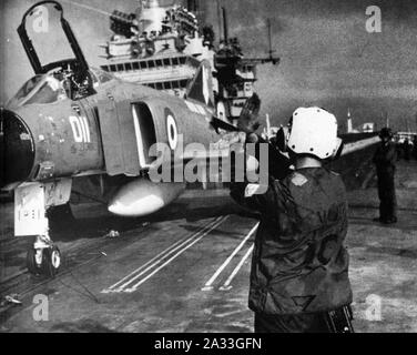 F-4K CVA-60 cat 1969 NAN2-70. Banque D'Images