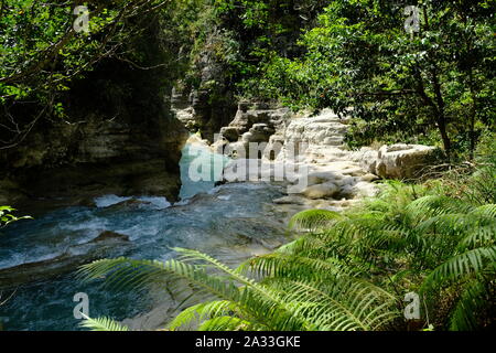 L'île de Sumba Indonésie Chute d'Tanggedu Chapitre Mondu river bed Banque D'Images