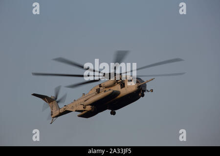 Un Corps des Marines américains CH-53E Super Stallion moyen maritime avec l'escadron à rotors basculants (VMM) 365 (renforcée), 26e Marine Expeditionary Unit (MEU), effectue un exercice de manutention avec les Marines du bataillon logistique de combat (BEC) 26 à Camp Lejeune, en Caroline du Nord, le 3 octobre 2019. 365 VMM et du BEC a mené 26 opérations de l'équipe de soutien de l'hélicoptère afin d'améliorer la formation et compétence de la préparation de la MEU's prochain déploiement en mer. (U.S. Marine Corps photo par le Cpl. Nathan Reyes) Banque D'Images