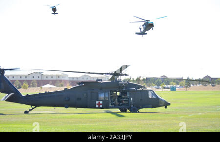 FORT CARSON, Colorado - un 2e Bataillon de l'aviation d'appui général, 4e Régiment d'aviation de l'aviation de combat, 4e Brigade, 4e Division d'infanterie, de l'équipage prépare un UH-60 Black Hawk pour transporter des victimes simulées pour le transport vers un hôpital local au cours de Fort Carson, 2019 Exercice à grand déploiement, le 25 septembre 2019. Fort Carson a travaillé avec divers organismes pour répondre à une situation d'urgence simulée. Le but de cet exercice est de faire de plis et s'assurer que tous les organismes peuvent travailler ensemble si un incident se produit. (Photo by Scott Prater) Banque D'Images