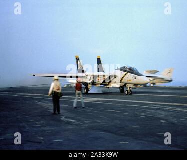 F-14A VF-84 trappage sur USS Nimitz (CVN-68) 1981. Banque D'Images