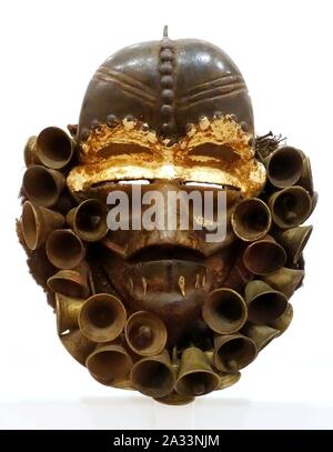 Masque de visage de jeune fille (ninea-gla), nous avons les gens, la Cote d'Ivroire, début du xxe siècle, le bois, le métal des cloches, chalk - Banque D'Images