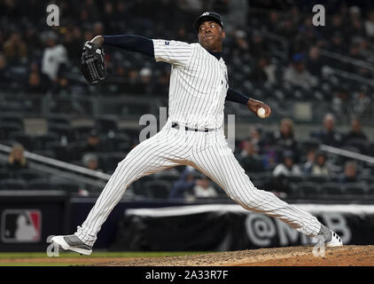 Bronx, USA. 08Th Oct, 2019. New York Yankees de baseball Aroldis Chapman emplacements au Minnesota Twins en neuvième manche de leur Division de la Ligue américaine de la 1 jeu de la série 2019 MLB Playoffs au Yankee Stadium de New York le 4 octobre 2019. Photo par Ray Stubblebine/UPI UPI : Crédit/Alamy Live News Banque D'Images