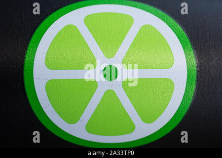 Göteborg, Suède. 3e oct, 2019. Un logo vu sur le Lime des scooters électriques à Göteborg. Credit : Karol Serewis SOPA/Images/ZUMA/Alamy Fil Live News Banque D'Images