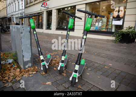 Göteborg, Suède. 3e oct, 2019. Les scooters électriques de chaux vu sur un trottoir de Göteborg. Credit : Karol Serewis SOPA/Images/ZUMA/Alamy Fil Live News Banque D'Images