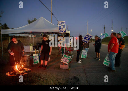 Les membres de la section locale 440 de l'UAW qui travaillent à l'usine General Motors Powertrain Bedford piquet à l'extérieur de l'entrée au cours de la troisième semaine d'une grève des Travailleurs unis de l'automobile contre GM, vendredi 4 octobre, 2019 à Bedford, dans l'Indiana la grève a commencé le 16 septembre après la négociation du contrat entre l'Union européenne, et la direction de GM a échoué. (Photo de Jeremy Hogan/l'Bloomingtonian) Banque D'Images