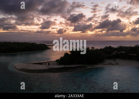 Lever du soleil sur la magnifique plage et du lagon de Muri à Rarotonga dans les îles Cook dans le Pacifique oceran Banque D'Images