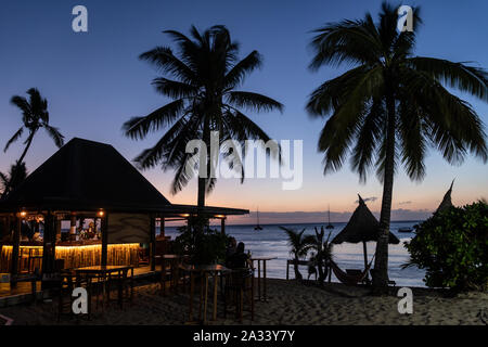 Un bar de plage au crépuscule dans l'île de Waya, une partie de l'Yasawa group, à Fidji dans l'océan Pacifique sud Banque D'Images