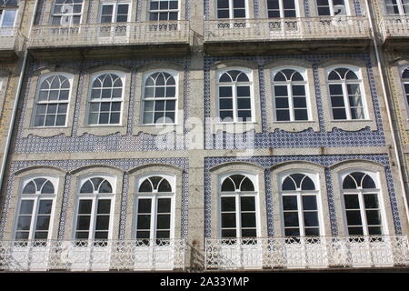 Guimaraes, Portugal - Immeuble sur Largo do Toural Banque D'Images