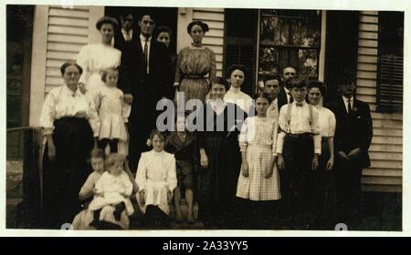 Famille d'Adrienne Pagnette- Les trois standing in front row sont Adrienne, Anna et Francis. Adrienne, un adolescent français analphabètes. Parle presque pas anglais. Est probablement 14 ou 15. Se défait Banque D'Images