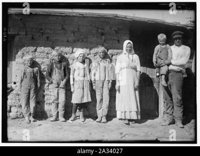 Famille de Fred Karb et leur cabane de boue - travailleurs betterave près de Sterling, Colorado) Ils travaillent tous entre 5 et 30 h à 13 h 7-00 avec environ une heure pour le déjeuner. Les 6 et 8 ans ans tirez et pile, -10 Banque D'Images